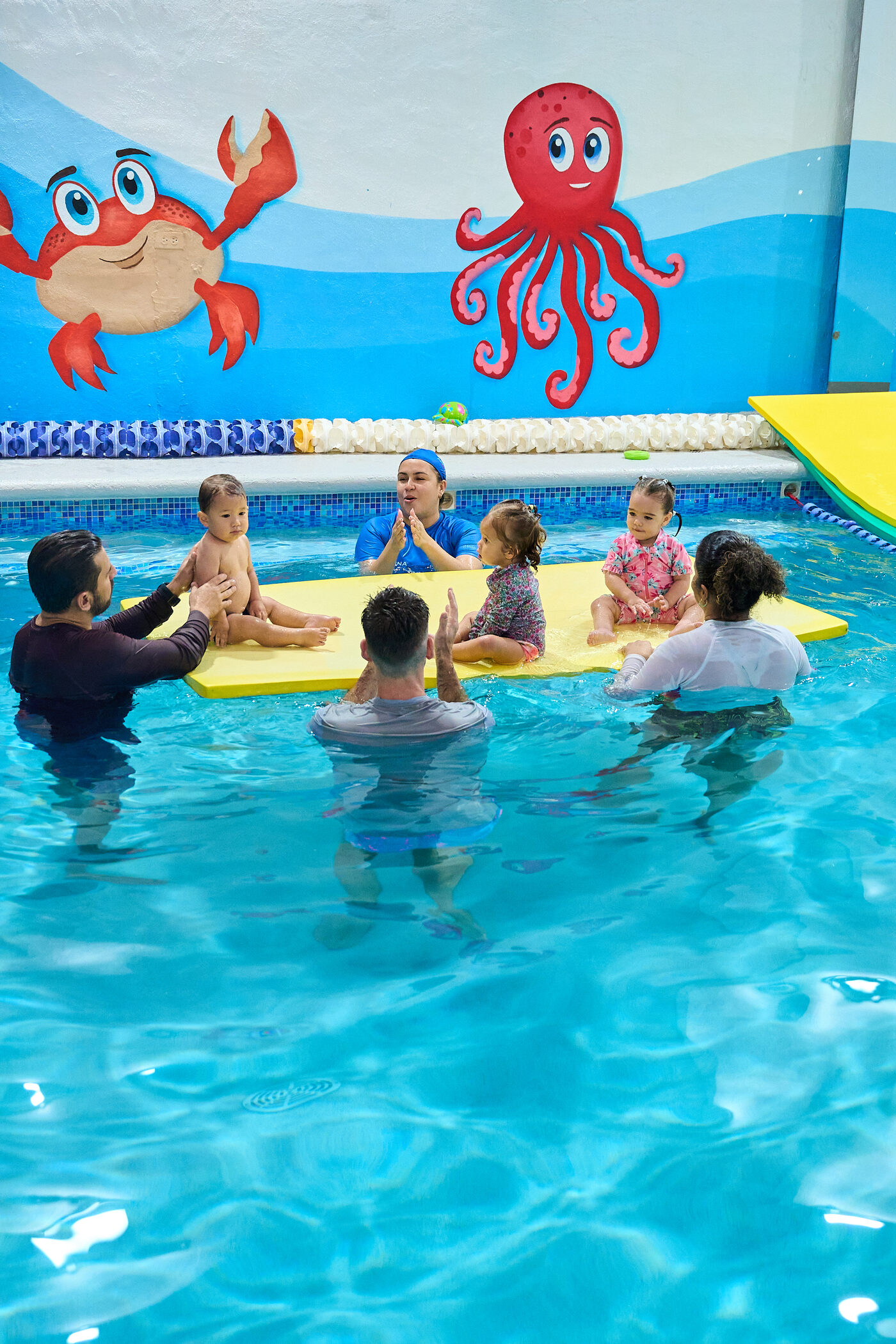 Clase grupal de bebés en la piscina de Aquatics